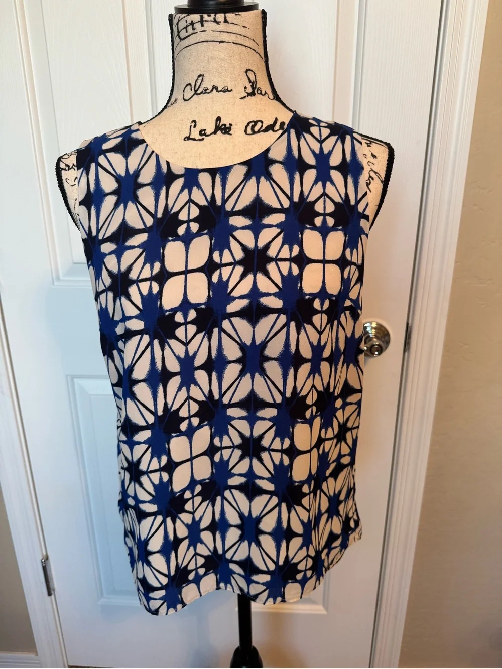 Banana Republic Women’s Blue & White Geometric Print Sleeveless Blouse Small